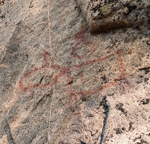 Sarkasvuoren kalliomaalaukset ja esihistoriallinen kvartsilouhos
