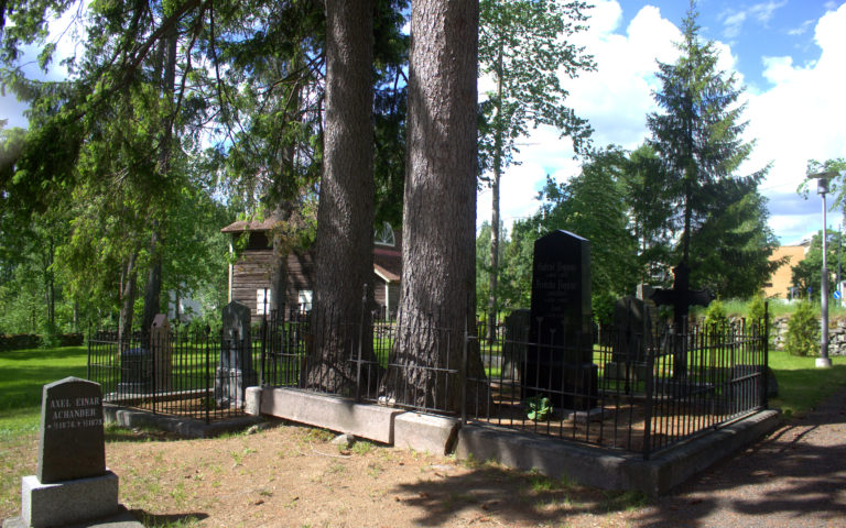Juvan vanha hautausmaa muistomerkkeineen