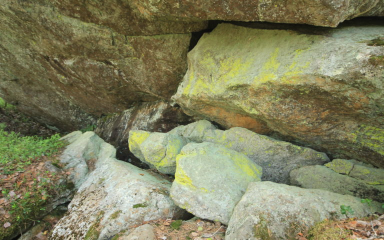 Karhunpääkallio ja Papinsängyn kalliomaalaus