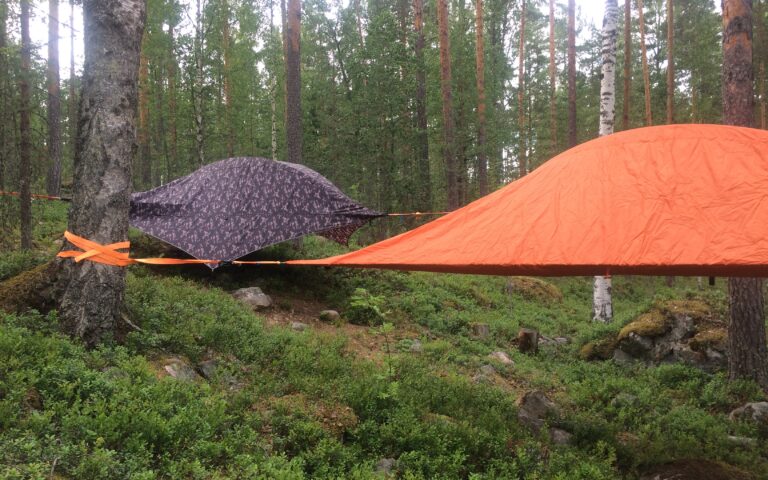 Yövy puussa – Tentsile-teltta tuudittaa sinut uneen. Linkkumylly Mäntyharjulla.