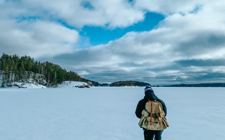 Lumikenkäretki Saimaan talvisessa luonnossa